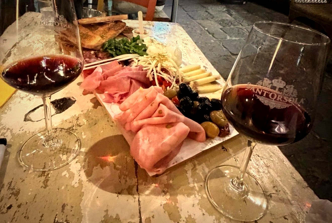 Tagliere e calici: l'abbinamento Vularie